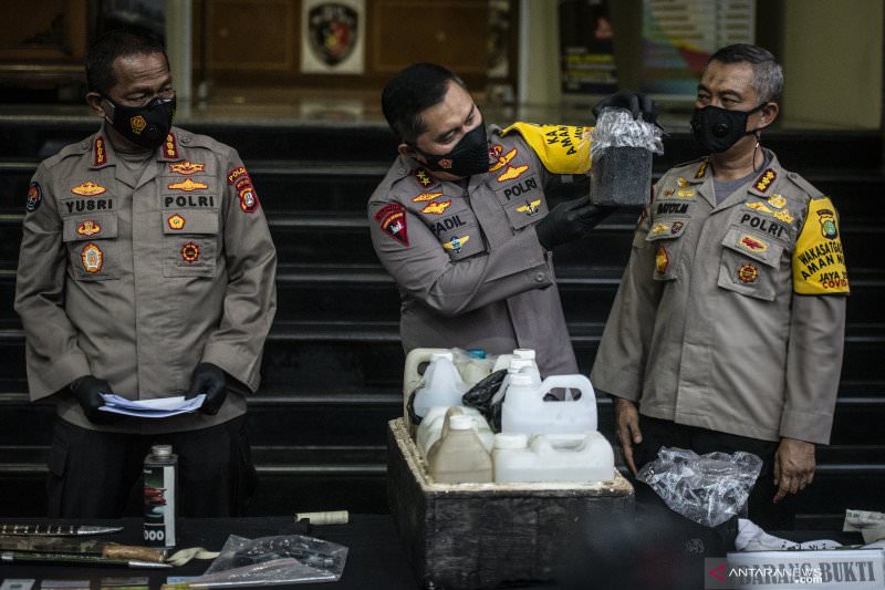 BARANG BUKTI: Kapolda Metro Jaya Irjen Pol Fadil Imran (tengah) menunjukkan barang bukti kasus terorisme di wilayah Condet, Jakarta Timur dan Bekasi, Jawa Barat, Senin (29/3). Foto kanan, barang bukti dasri tersangka teroris berinisial HH (56).  ANTARA FO