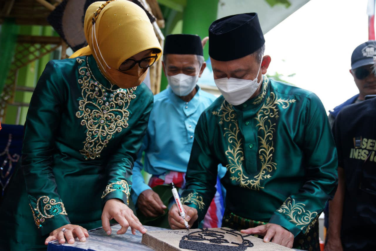 AMPAS KOPI: Lukisan dari ampas kopi, salah satu kreativitas masyarakat di Kampung Hijau Bang Jago. PEMKOT PONTIANAK UNTUK PONTIANAK POST