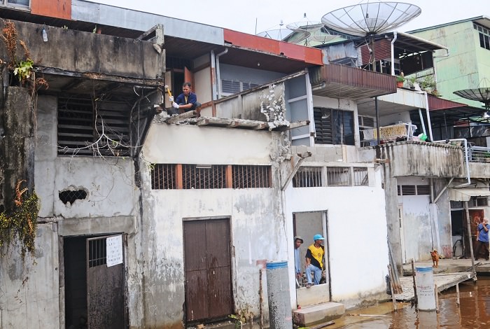 MENGHADAP SUNGAI: Bangunan di Kawasan Pasar Kapuas Besar mulai direnovasi menghadap ke sungai. HARYADI/PONTIANAKPOST