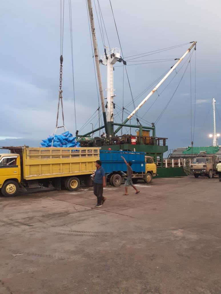 BONGKAR: Kegiatan bongkar muat di salah satu dermaga TUKS di Pelabuhan Pontianak.  foto istimewa