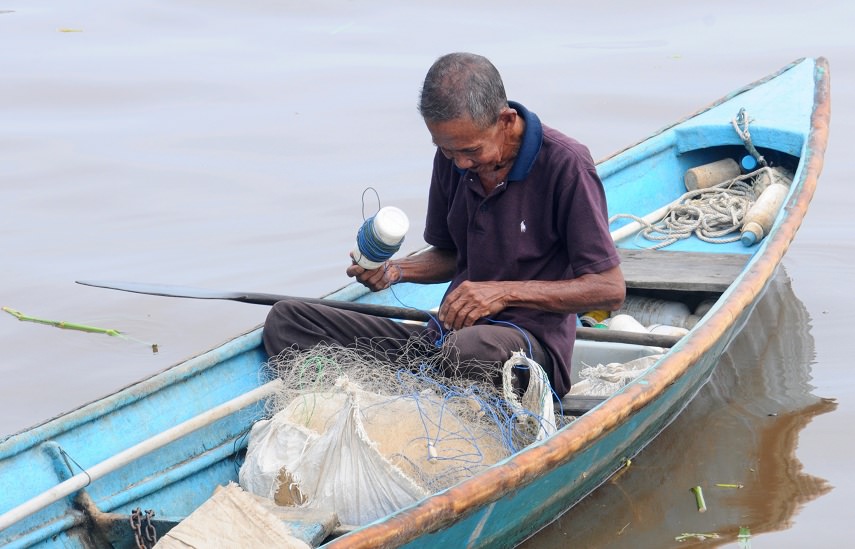 MENCARI IKAN: Bujang salah satu warga Pontianak yang masih mencari ikan di Sungai Kapuas. HARYADI/PONTIANAKPOST