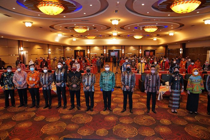 FOTO BERSAMA – Foto bersama peserta Raker Komwil V Apeksi Regional Kalimantan dengan Gubernur Kalbar Sutarmidji.