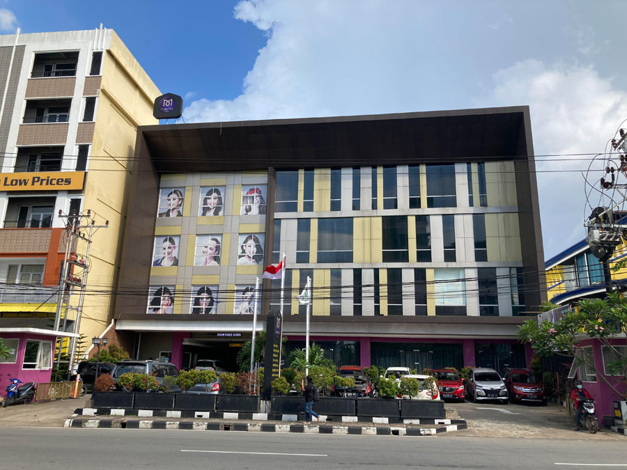 BEROPERASI: Suasana Hotel Maestro Pontianak, Minggu (28/3) masih beroperasi seperti hari-hari biasa. Hotel ini sebelumnya telah disita oleh Kejaksaan Agung terkait kasus korupsi PT. Asabri (Persero). ARIEF NUGROHO/PONTIANAK POST