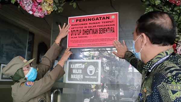 Dok.    DISEGEL: Kasatpol PP Kota Pontianak, Syarifah Adriana dan Kepala DP2KBP3A Kota Pontianak, Multi Juto Bhatarendro memasang segel tanda penutupan sementara Wisma Nusantara. MEIDYKHADAFY/PONTIANAKPOST