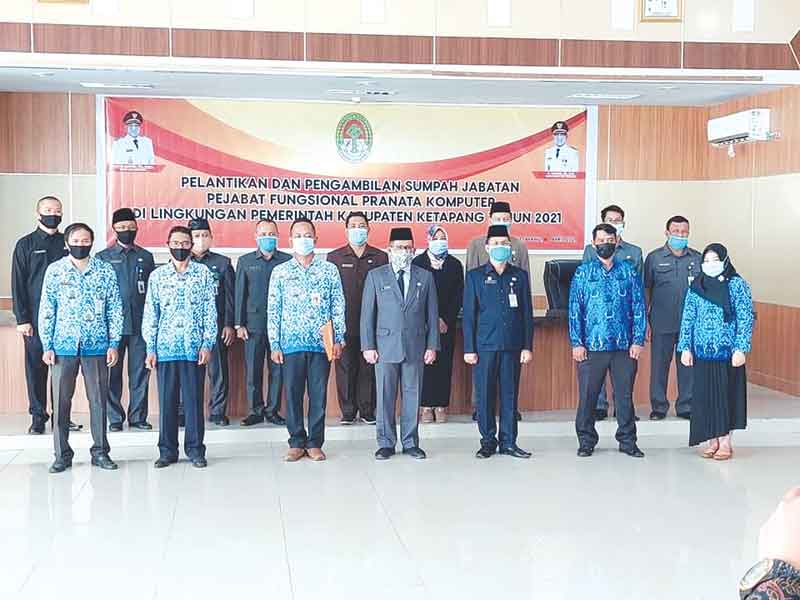 FOTO BERSAMA: Penjabat Sekda Ketapang, Suherman, diabadikan bersama enam pejabat pranata komputer, usai pelantikan keenam pejabat tersebut, kemarin (16/4) di Ruang Rapat Utama Kantor Bupati Ketapang.