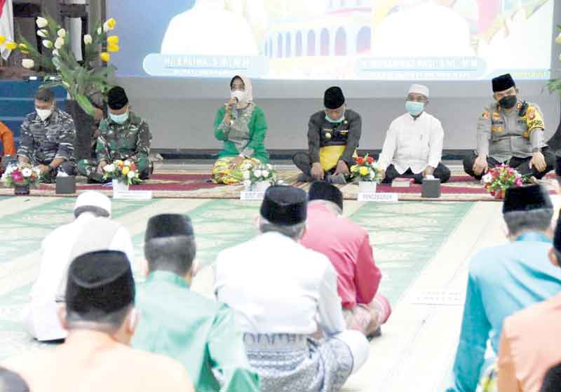 PEMBINAAN SPIRITUAL: Bupati, Hj Erlina, SH, MH  saat menghadiri Tausiyah Ramadan Pemkab Mempawah. WAHYU ISMIR/PONTIANAK POST