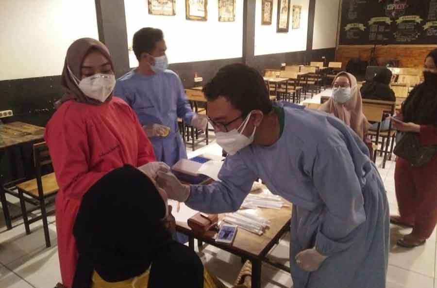 LANGGAR PROKES: Swab PCR ditempat dilakukan ke sejumlah pelanggar Protokol Kesehatan di Sungai Pinyuh. WAHYU ISMIR/PONTIANAK POST