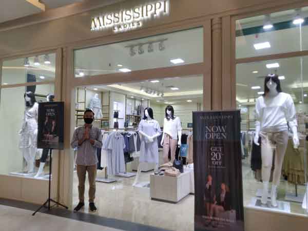 PAKAIAN KERJA: Mississippi Ladies, salah satu gerai di Gaia Bumi Raya City, menyediakan produk fesyen untuk kebutuhan kantoran bagi para wanita karir.