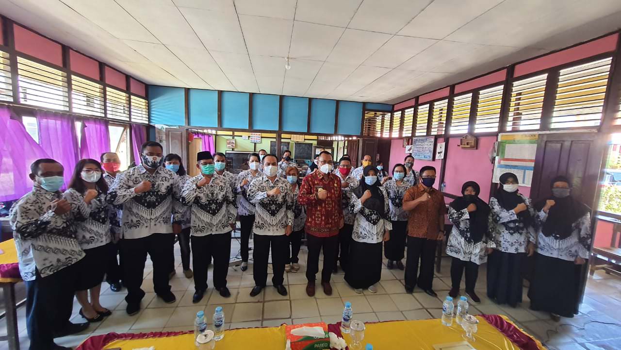 PELATIHAN : Bupati Bengkayang, Sebastianus Darwis saat menghadiri pelatihan guru menulis, yang diadakan oleh PGRI-SLCC Kalbar, di SDN 14 Bengkayang, kemarin (3/4). IST