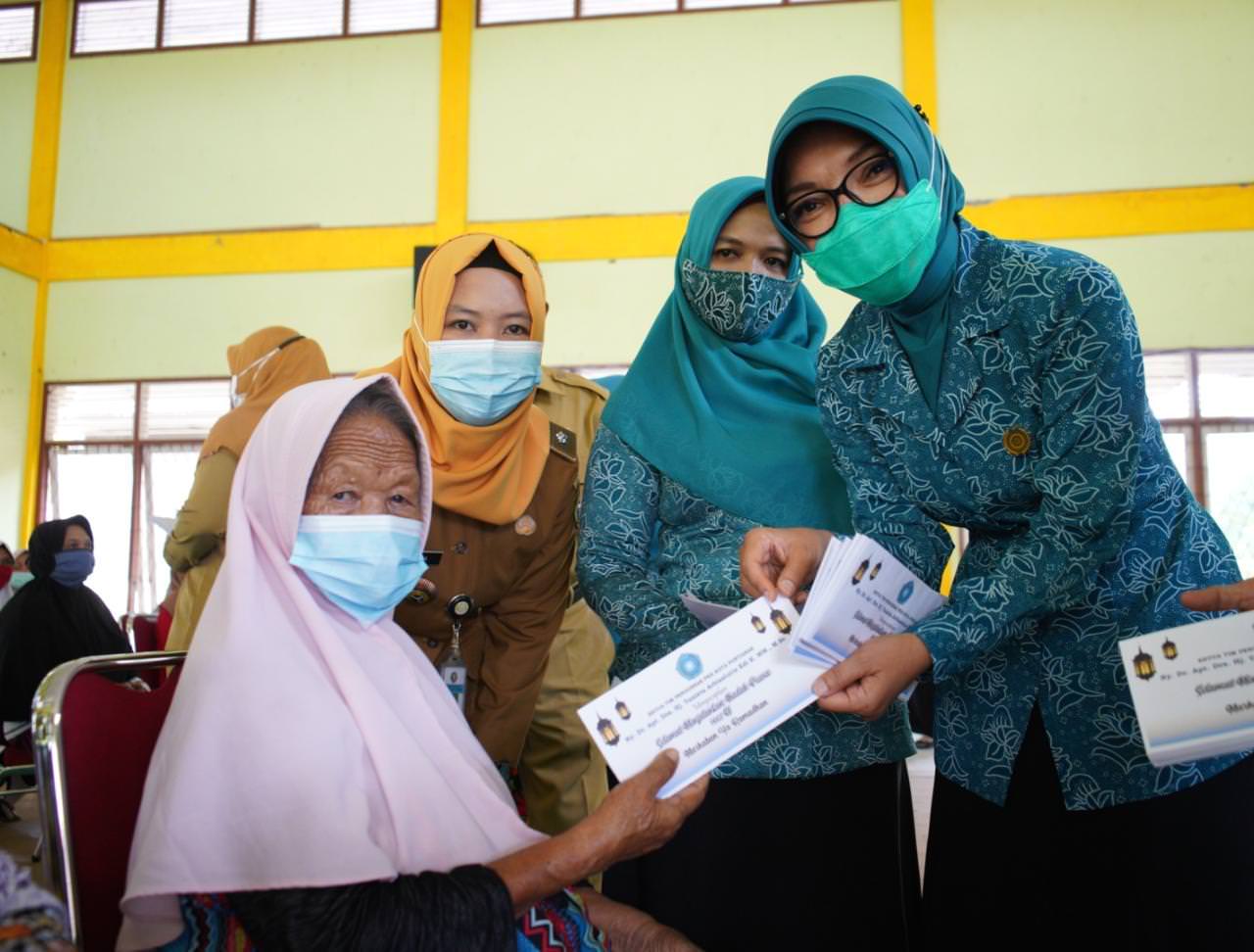 Bantuan: Ketua TP PKK Pontianak Yanieta Arbiastutie menyerahkan bantuan buat duafa secara simbolis. Istimewa