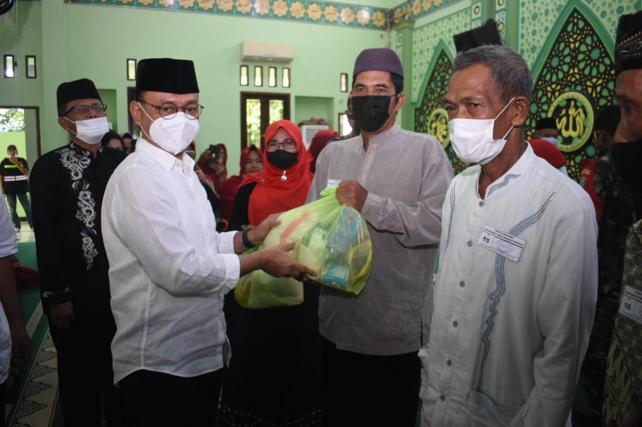 PENYERAHAN: Wali Kota Pontianak Edi Rusdi Kamtono menyerahkan bantuan sembako secara simbolis kepada kaum duafa. Istimewa