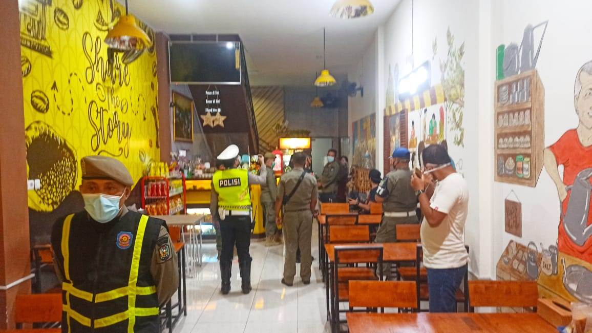 RAZIA : Satpol PP Kalbar bersama Satpol PP Pontianak, Kubu Raya dan TNI-Polri saat menggelar razia tindak lanjut dari pelaksanaan PPKM Mikro di Kalbar, Rabu (21/4) malam. SATPOL PP KALBAR