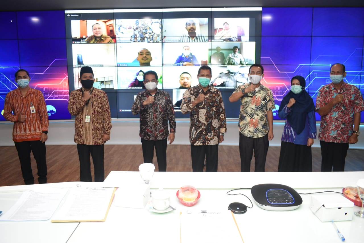 PERTEMUAN TPID: Wakil Wali Kota Pontianak Bahasan berfoto bersama usai rapat High Level Meeting TPID Kota Pontianak. Prokopim Pemkot Pontianak