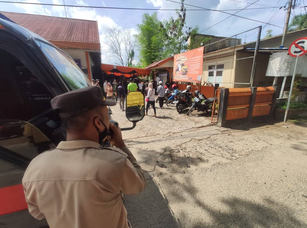 BERI IMBAUAN: Sat Binmas Polres Singkawang terus berupaya mendisiplinkan masyarakat untuk patuh terhadap protokol kesehatan. ISTIMEWA