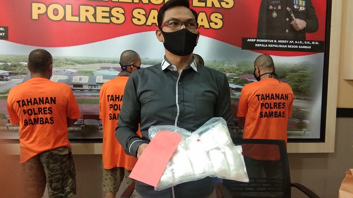 BARBUK NARKOBA: Kasatnarkoba Polres Sambas memperlihatkan tersangka dan barang bukti kasus narkotika jenis sabu-sabu, kemarin. ISTIMEWA