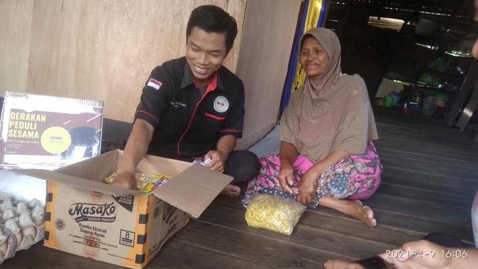 TERIMA BANTUAN: Misnah, warga Duisun Darussalam, Desa Semata, saat menerima bantuan dari Gerakan Peduli Sesama, belum lama ini. PAGE FACEBOOK GERAKAN PEDULI SESAMA