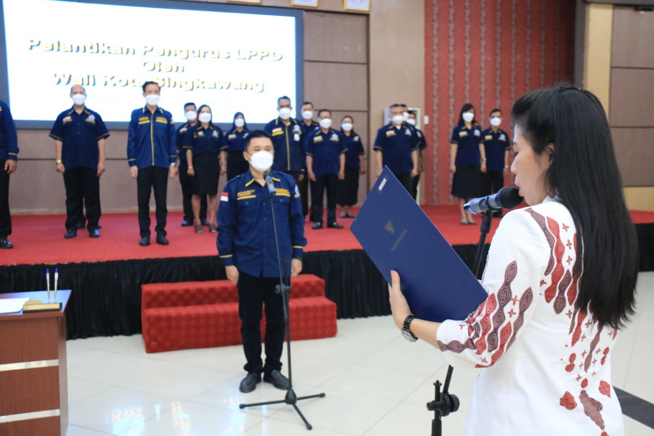 AMBIL SUMPAH: Wako Tjhai Chui Mie melantik pengurus LPPD Kota Singkawang masa bakti 2021 – 2026 di Balairung Kantor Wali Kota, belum lama ini. HUMASKOT FOR PONTIANAK POST