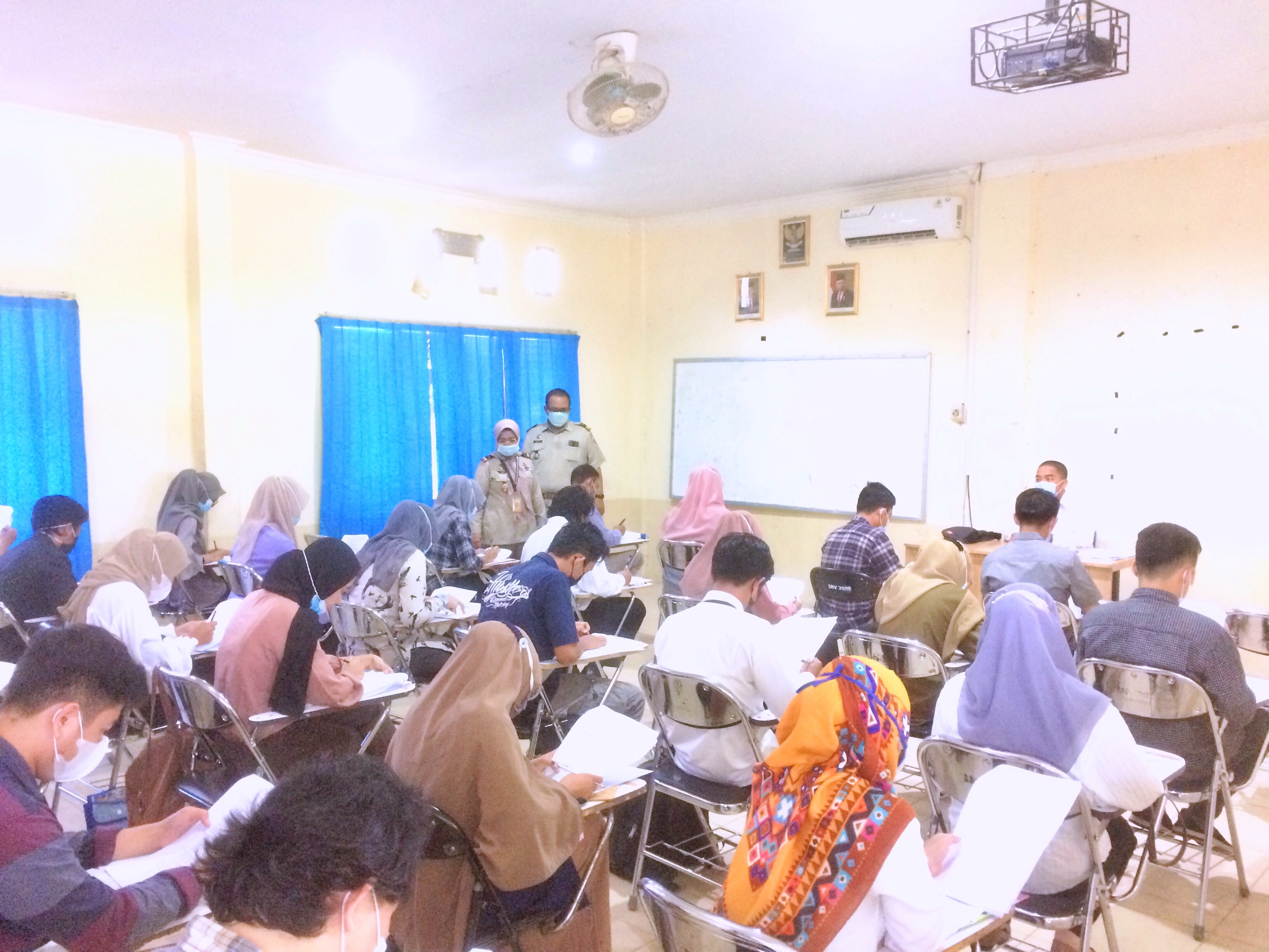 SELEKSI FS: Kepala Kantor BPN Kabupaten Sambas Yuliana saat memantau langsung pelaksanaan seleksi konsultan pendamping yang dilaksanakan di Kampus Politeknik Negeri Sambas, kemarin (26/4). ISTIMEWA