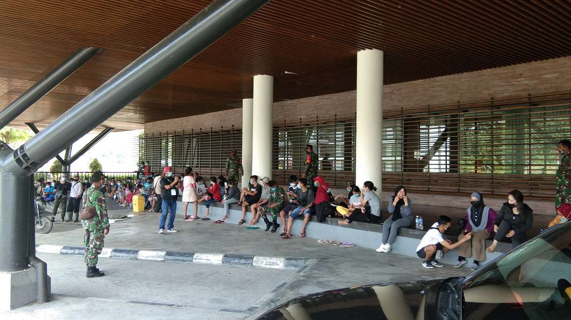 KEDATANGAN PELINTAS: Suasana kedatangan pelintas di PLBN Aruk yang akan diperiksa dan menjalani karantina selama lima hari. Karantina terhadap mereka mulai diberlakukan sejak 20 Maret lalu. ISTIMEWA