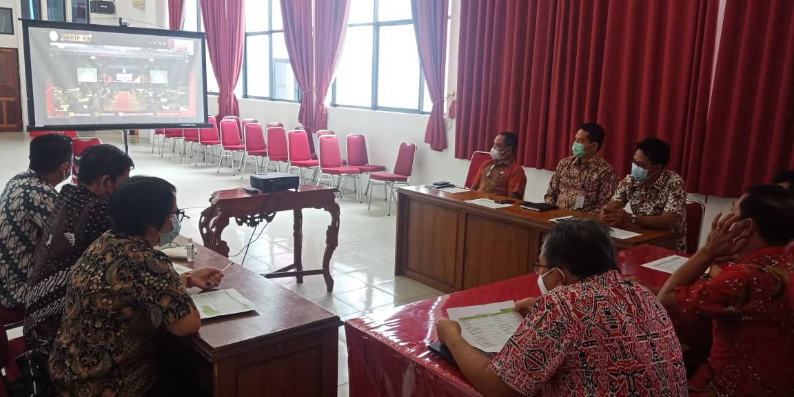 RAPAT EVALUASI: Sekda Vinsensius menghadiri penyerahan hasil evaluasi akuntabilitas kinerja dan pelaksanaan reformasi birokrasi, Kamis (22/4). HUMASKAB FOR PONTIANAK POST