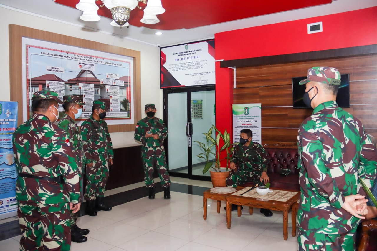 PEMANTAUAN: Pangdam XII Tanjungpura, Mayjen TNI Muhammad Nur Rahmad memantau kedatangan PMI melalui PLBN Entikong, Minggu (25/4). ISTIMEWA