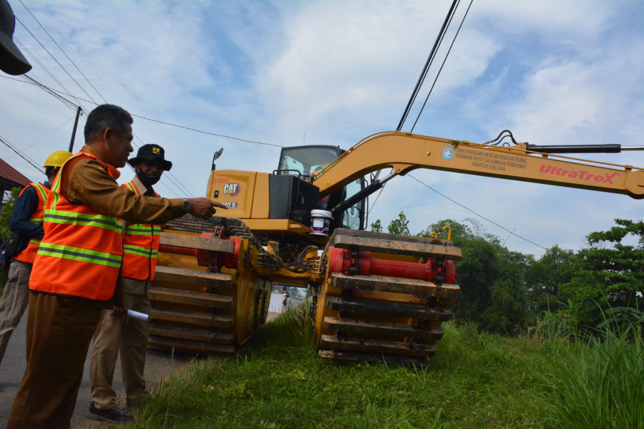 PENINJAUAN: Bupati Kubu Raya, Muda Mahendrawan, meninjau langsung pengooperasian excavator apung di Kawasan Sungai Raya Dalam, Selasa (6/4). PROKOPIM FOR PONTIANAK POST