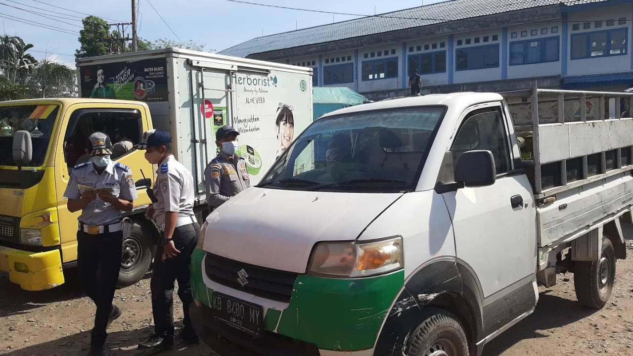 UJI PETIK: Para petugas dari Dishub, Satlantas Polres Kubu Raya dan sejumlah pihak melakukan uji petik terhadap puluhan kendaraan, Rabu (7/4). ASHRI ISNAINI/PONTIANAK POST