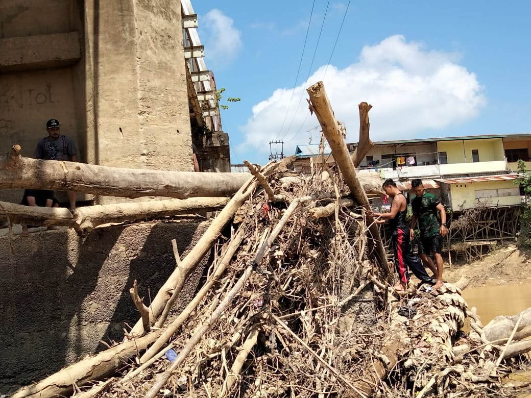 BERSIH-BERSIH: Warga bersama Babinsa Koramil 11/Ngabang membersihkan sampah di bawah jembatan lama Kota Ngabang, Sabtu (10/4). MIFTAH/PONTIANAK POST
