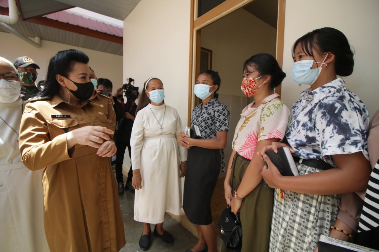BERBINCANG: Bupati Landak Karolin Margret Natasa berbincang-bincang dengan para penghuni Susteran dan Asrama SMFA Serimbu, usai meresmikan gedung bangunan baru mereka, Senin (19/4). HUMASKAB FOR PONTIANAK POST