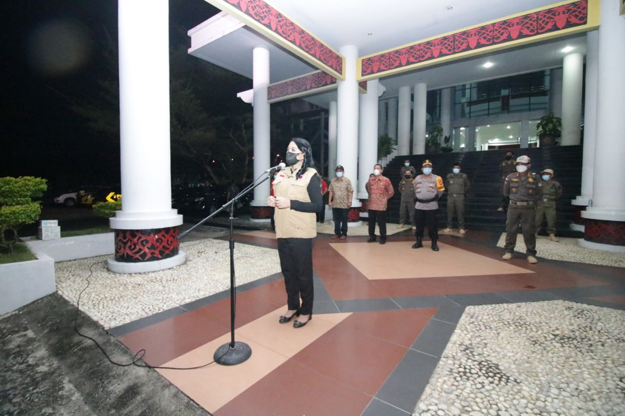 PIMPIN APEL: Bupati Landak Karolin Margret Natasa saat memimpin apel dimulainya Pemberlakuan Pembatasan Kegiatan Masyarakat Mikro di Kabupaten Landak, Senin (26/4) malam di halaman Kantor Bupati Landak. HUMASKAB FOR PONTIANAK POST
