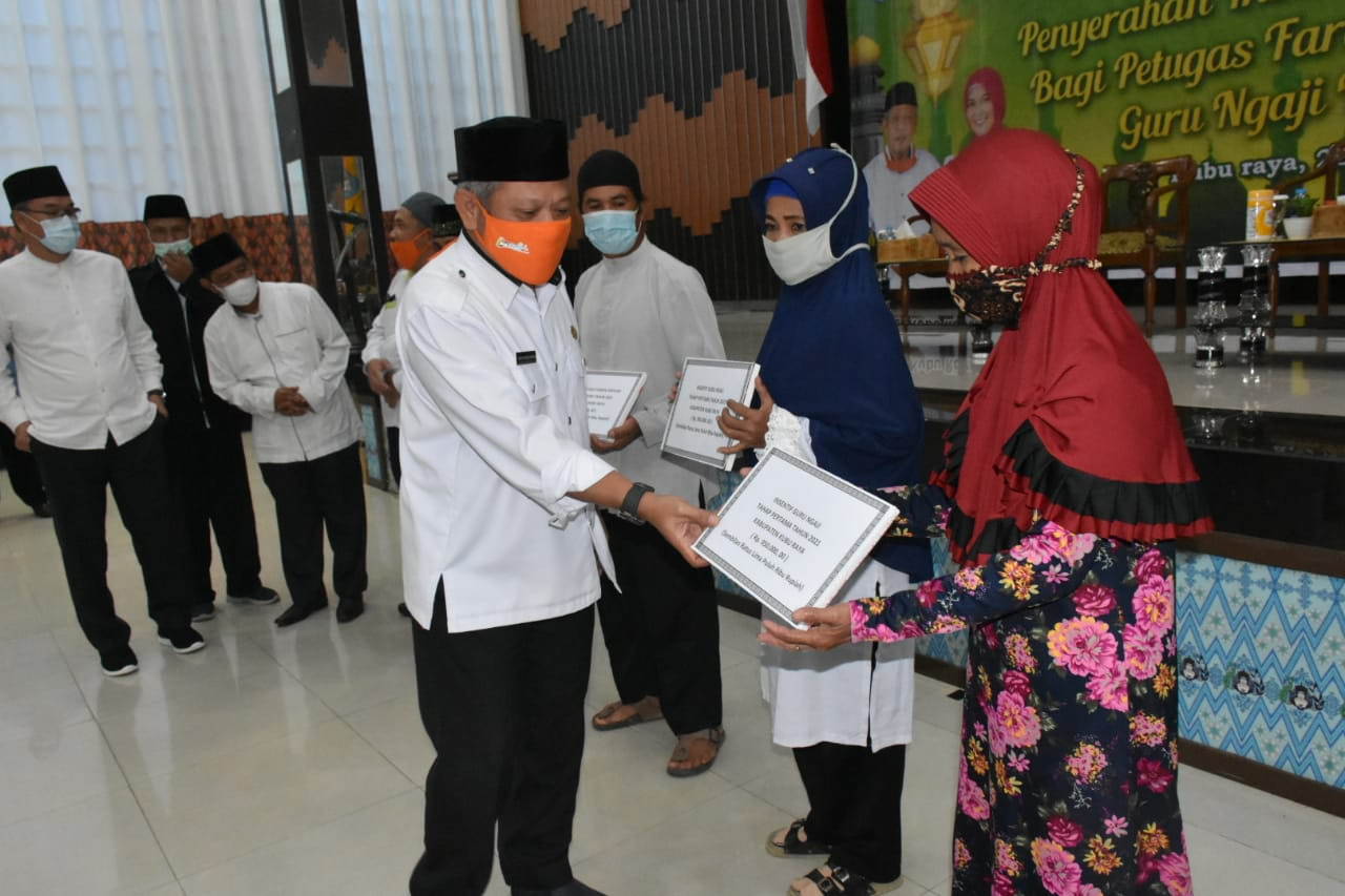 SERAH INSENTIF: Bupati Muda Mahendrawan secara simbolis menyerahkan insentif bagi guru ngaji dan petugas fardu kifayah di Kubu Raya yang dilangsungkan Ruang Praja Utama Kantor Bupati Kubu Raya, Rabu (28/4). ASHRI ISNAINI/PONTIANAK POST