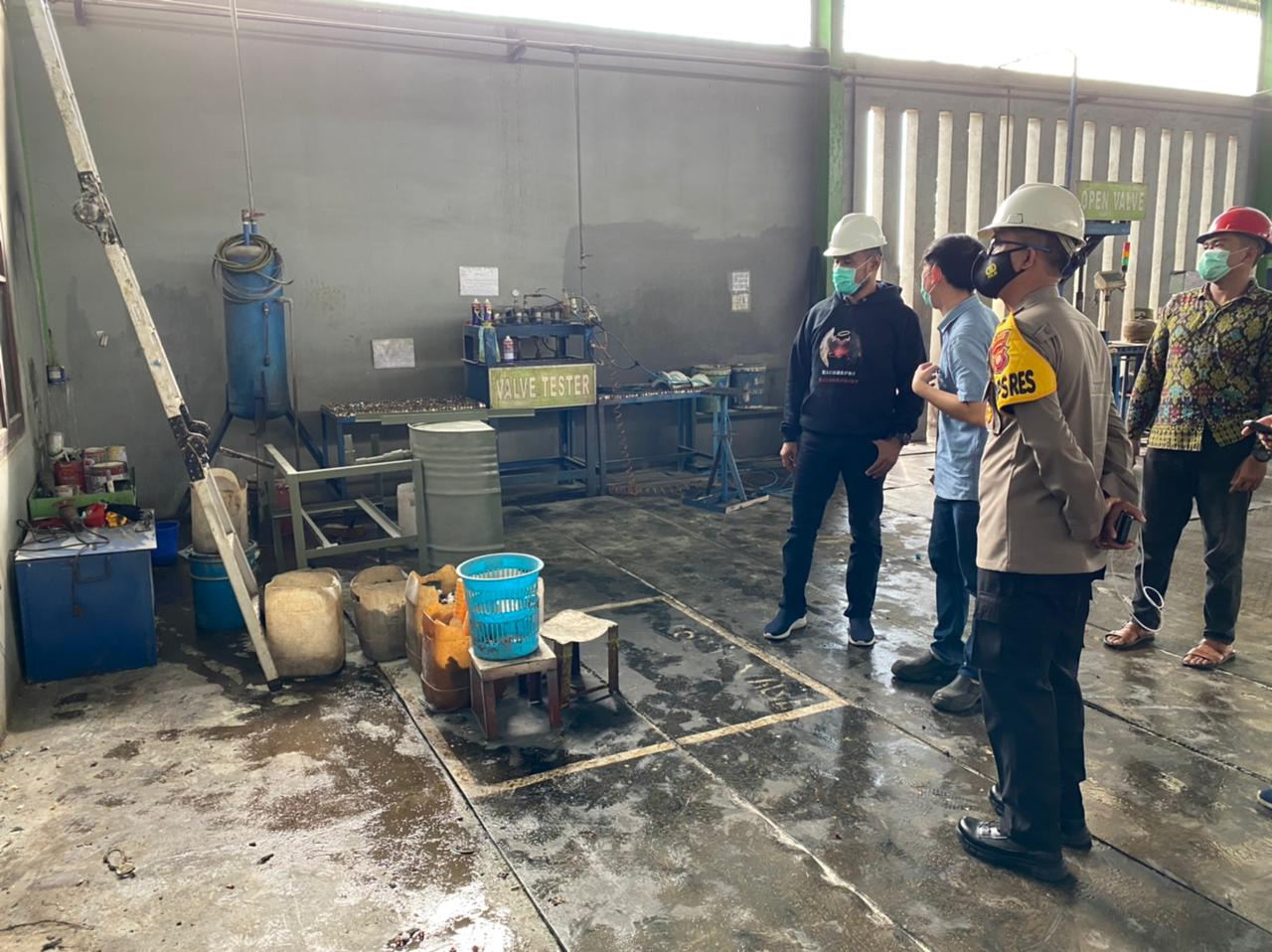 TINJAU KEBAKARAN: Kapolres AKBP Yani Permana meninjau langsung lokasi kejadian terbakarnya gudang pemeliharaan tabung elpiji 3 kg, Sabtu (17/4). ISTIMEWA