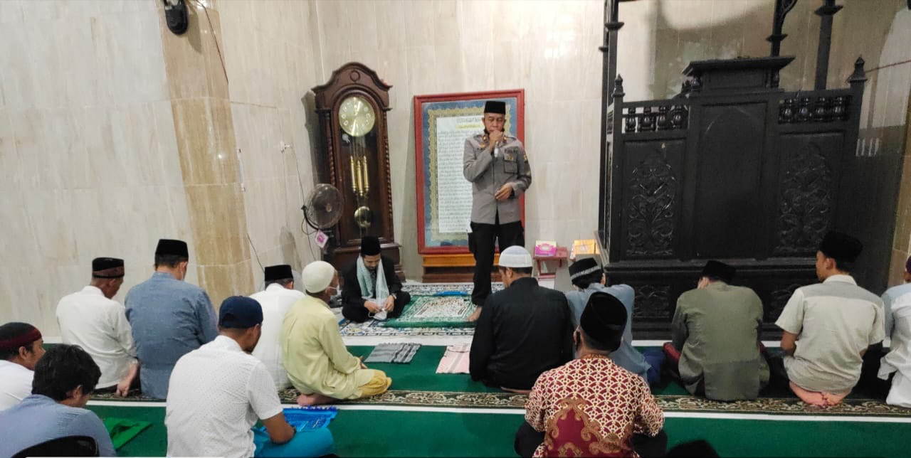 SOSIALISASI: Jajaran Sat Binmas Polres Landak menyosialisasikan penegakan prokes di masjid Jami Keraton landak, Jumat (16/4). ISTIMEWA