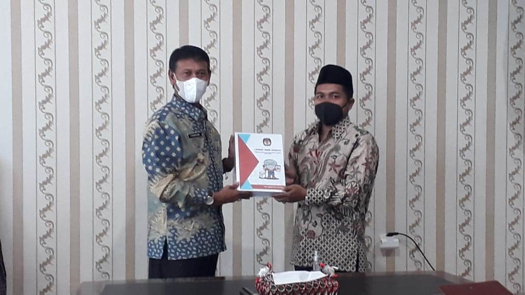 SERAHKAN LAPORAN: Ketua KPU Kabupaten Ketapang, Tedi Wahyudin, menyerahkan laporan pelaksanaan Pilkada Ketapang 2020 kepada Pemda Ketapang yang dirima oleh Wabup Ketapang, Farhan. HUMASKAB FOR PONTIANAK POST