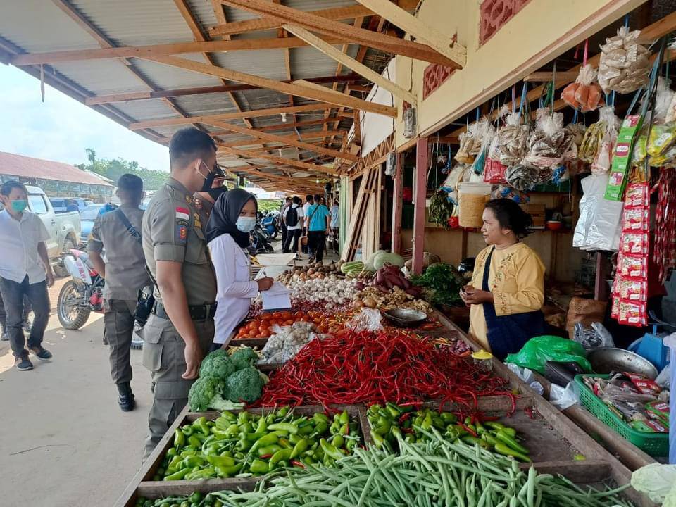 SIDAK: Tim gabungan memeriksa stok dan harga dari salah satu pasar tradisional di Kota Ketapang, beberapa waktu lalu. ISTIMEWA