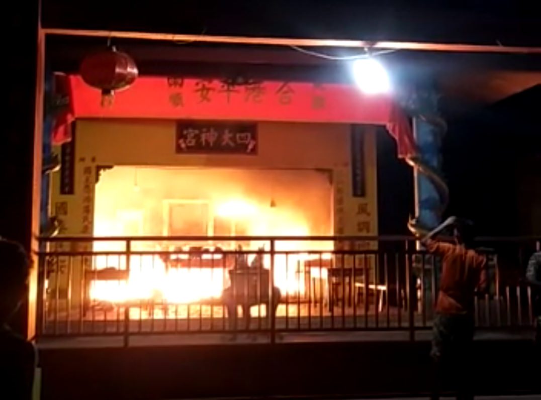 TERBAKAR HEBAT: Api terlihat  melalap bangunan Kelenteng Sam San Ket Bong.Istimewa