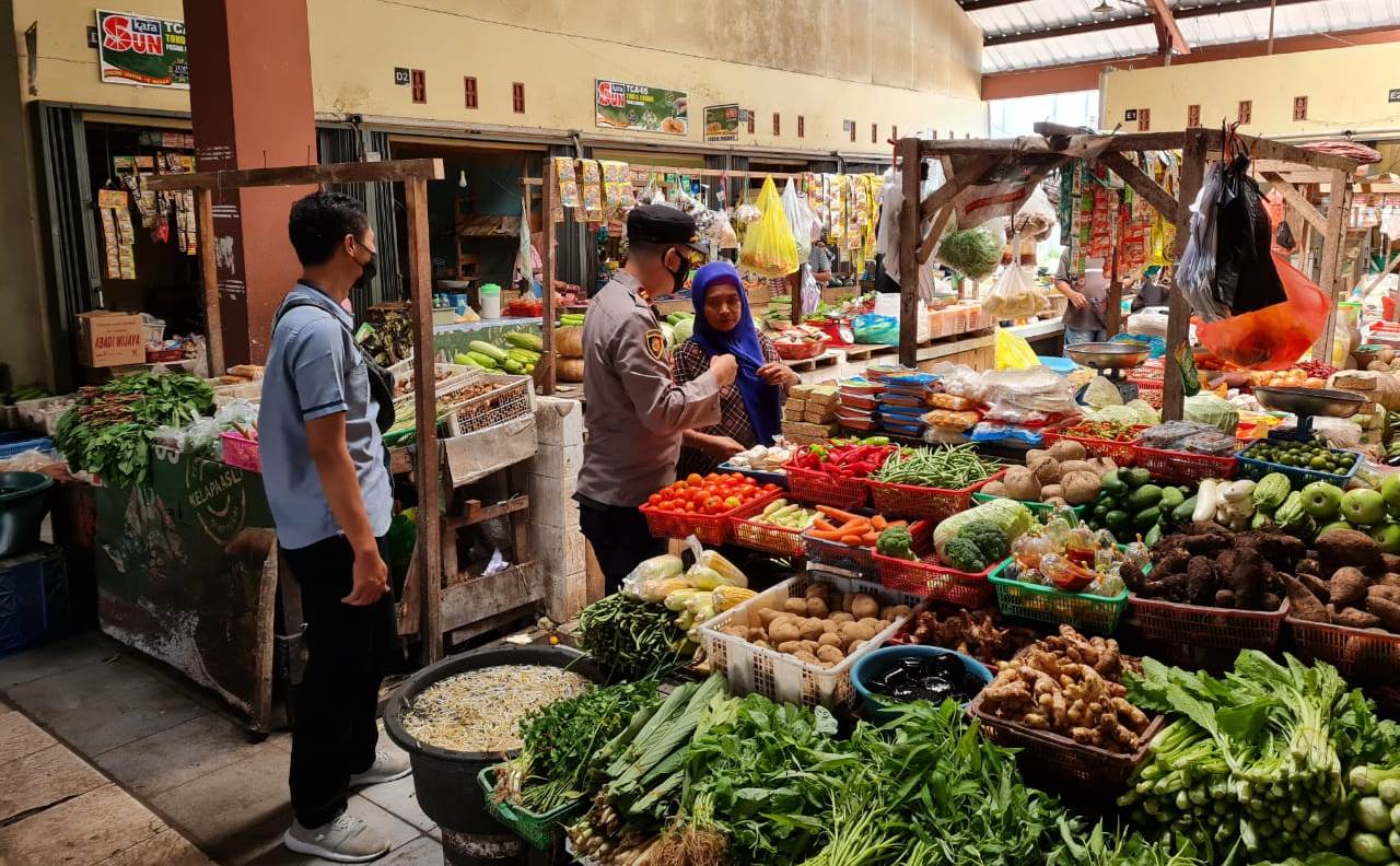PANTAU: Kapolsek Siantan, Iptu Rahmad Kartono saat monitoring Pasar Rakyat JongkatIstimewa