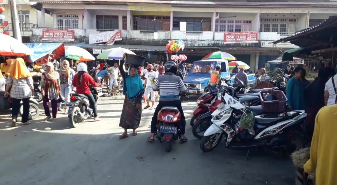 PASAR PAGI: Suasana pasar pagi Sui Pinyuh menjelang Ramadhan 1442 H.Istimewa