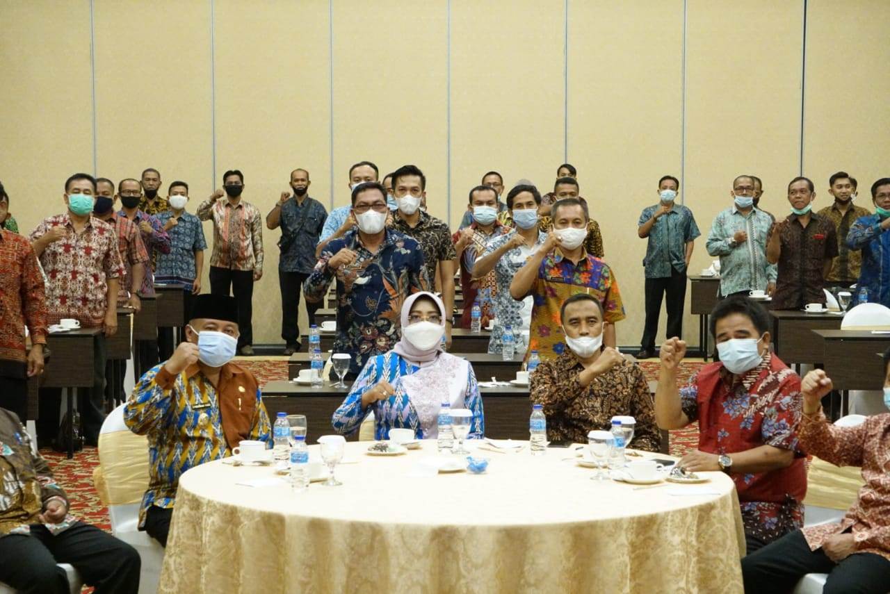 BIMBINGAN TEKNIS: Bupati Mempawah, Hj Erlina, SH,MH dan wakilnya H Muhammad Pagi  bersama para peserta bimbingan teknis.Istimewa