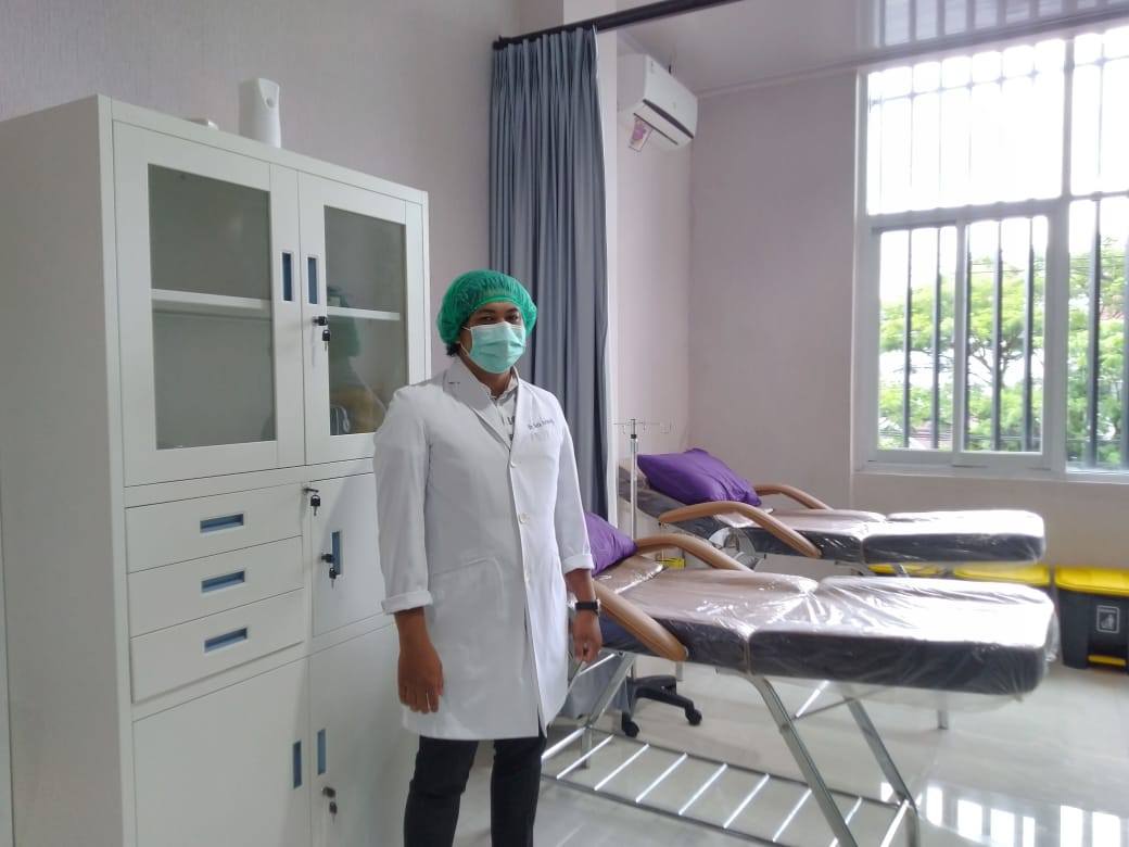 MEMADAI : Dr. Defa Arisandi, MSN, WCS menunjukkan salah satu fasilitas yang tersedia di Klinik Kanazawa. Klinik ini menjadi pusat perawatan luka diabetes dengan fasilitas yang memadai. SITI/PONTIANAK POST