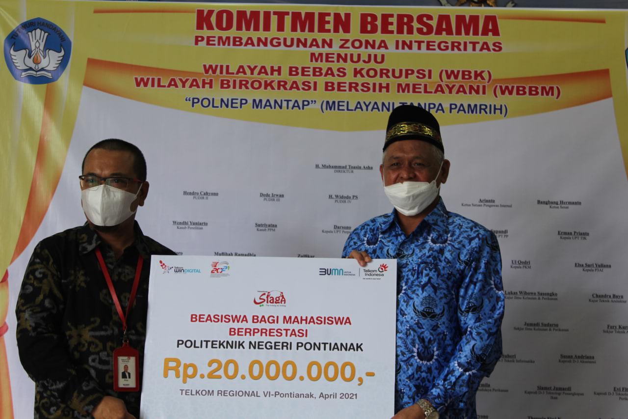 BEASISWA MAHASISWA: General Manager Telkom Kalbar, Prio Sesanto menyerahkan bantuan beasiswa kepada Direktur Polnep, Toasin. ISTIMEWA