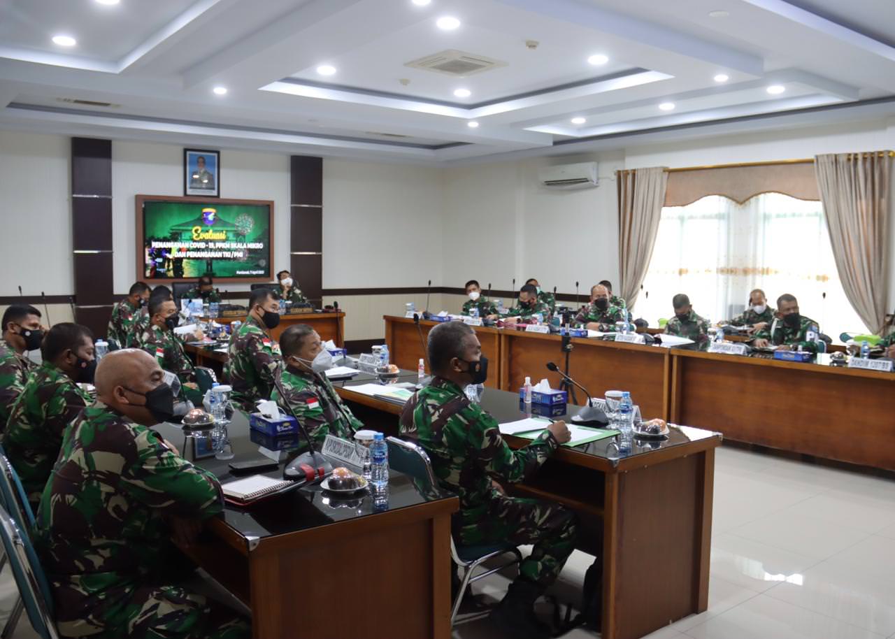 PIMPIN RAPAT: Pangdam XII Tanjungpura, Muhamad Nur Rahmad memimpin rapat evaluasi penanganan Covid-19.ISTIMEWA