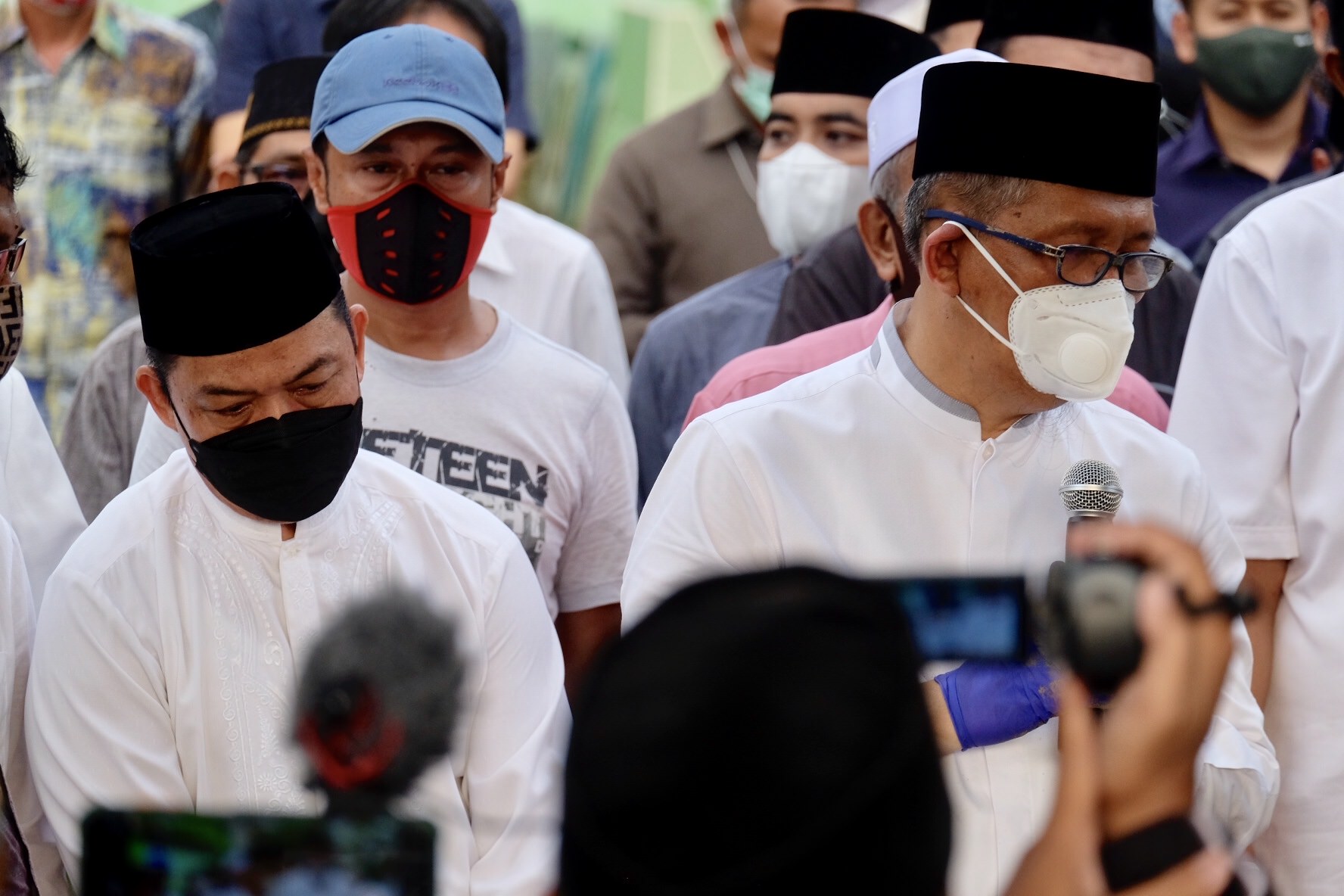 WAFAT: Gubernur Sutarmidji mengantar kepergian sang ibunda ke peristirahatan terakhir di TPU Jalan Merdeka, Gang Merak 1, Kelurahan Mariana, Kecamatan Pontianak Kota, Sabtu (17/4) sore. Prosesi pemakaman dilakukan dengan protokol kesehatan ketat.  SHANDO