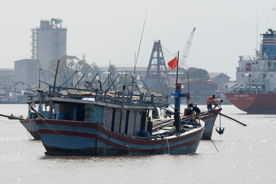CURI IKAN: Lima kapal berbendera Vietnam ditangkap di Laut Natuna Utara, Jumat (9/4). Lima kapal beserta 28 ABK kini ditahan di Stasiun Pengawasan Sumber Daya Kelautan dan Perikanan (PSDKP) Pontianak. ARIEF NUGROHO/PONTIANAK POST