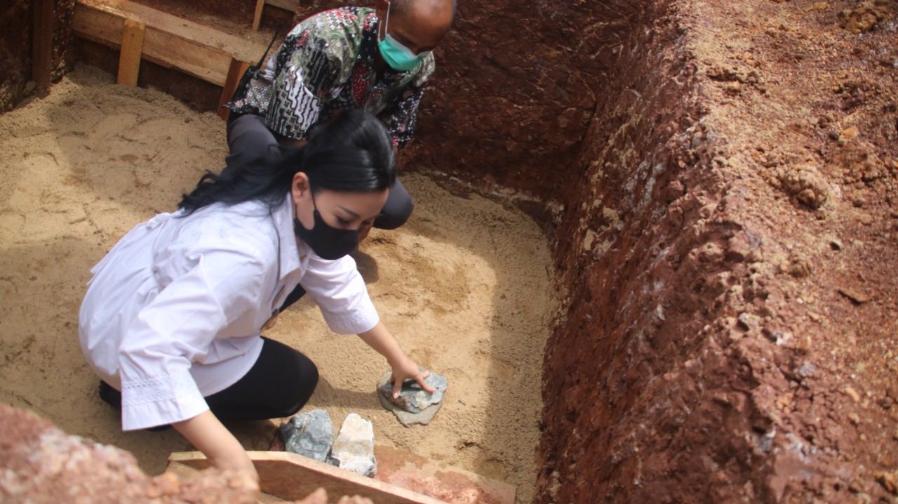 BATU PERTAMA: Bupati Landak Karolin Margret Natasa menandai dimulainya pembangunan gereja katolik Bunda Hati Kudus Meranti, Rabu (28/4)HUMAS KAB FOR PONTIANAK POST