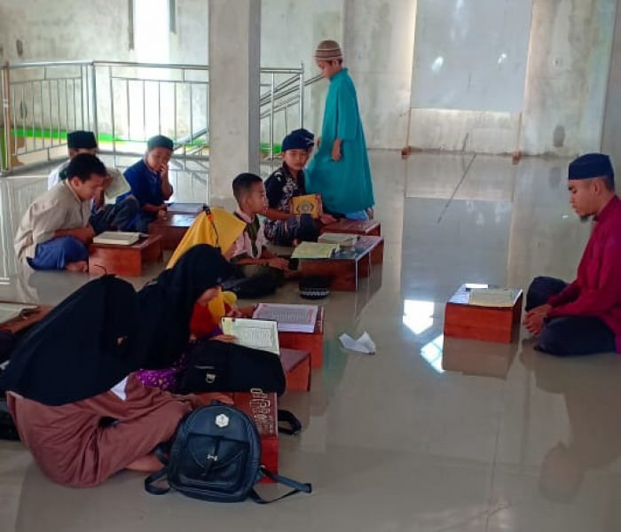 CINTA ALQURAN: Karantina tahfiz bagi santri TPQ Nurushsholah Ma’had Mulazamah Qur’an (MMQ). Kegiatan ini dilakukan mulai Rabu tanggal 28 April sampai dengan 10 Mei 2021 untuk memakmurkan masjid dan memberikan pendidikan dasar pada anak agar lebih mencinta
