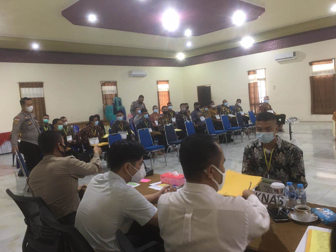 SELEKSI ADMINISTRASI :  Sejumlah peserta yang mengikuti seleksi calon anggota Polri tahun 2021 mengikuti proses seleksi administrasi awal, yang dilaksanakan di Aula Mapolres Bengkayang, pada Rabu (14/4) pagi. SIGIT ADRIYANTO/PONTIANAK POST