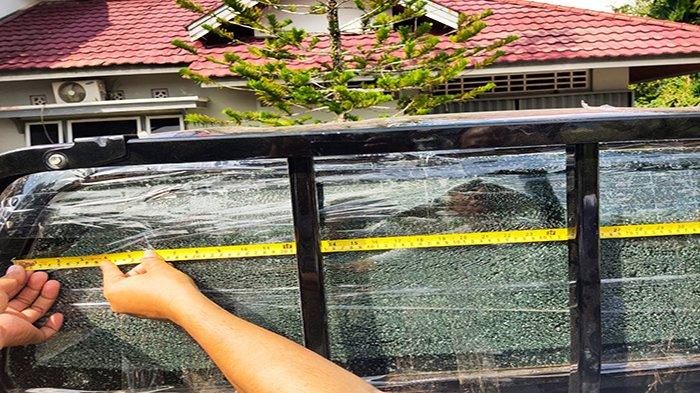 PENEMBAKAN: Kaca belakang mobil Toyota Hilux yang ditumpangi anggota DPRD Kabupaten Sintang, Nekodimus beserta istri dan ketiga anaknya yang ditembus peluru,