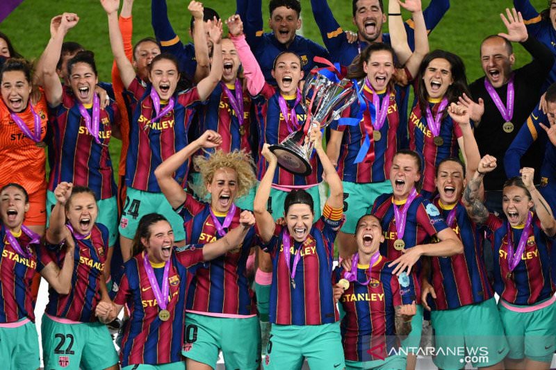 JUARA: Kapten Barcelona, Vicky Losada (tengah) dan rekan satu timnya merayakan trofi Liga Champions Wanita UEFA setelah mengalahkan Chelsea di Gothenburg, Swedia, Senin kemarin (17/5). AFP/Jonathan NACKSTRAND