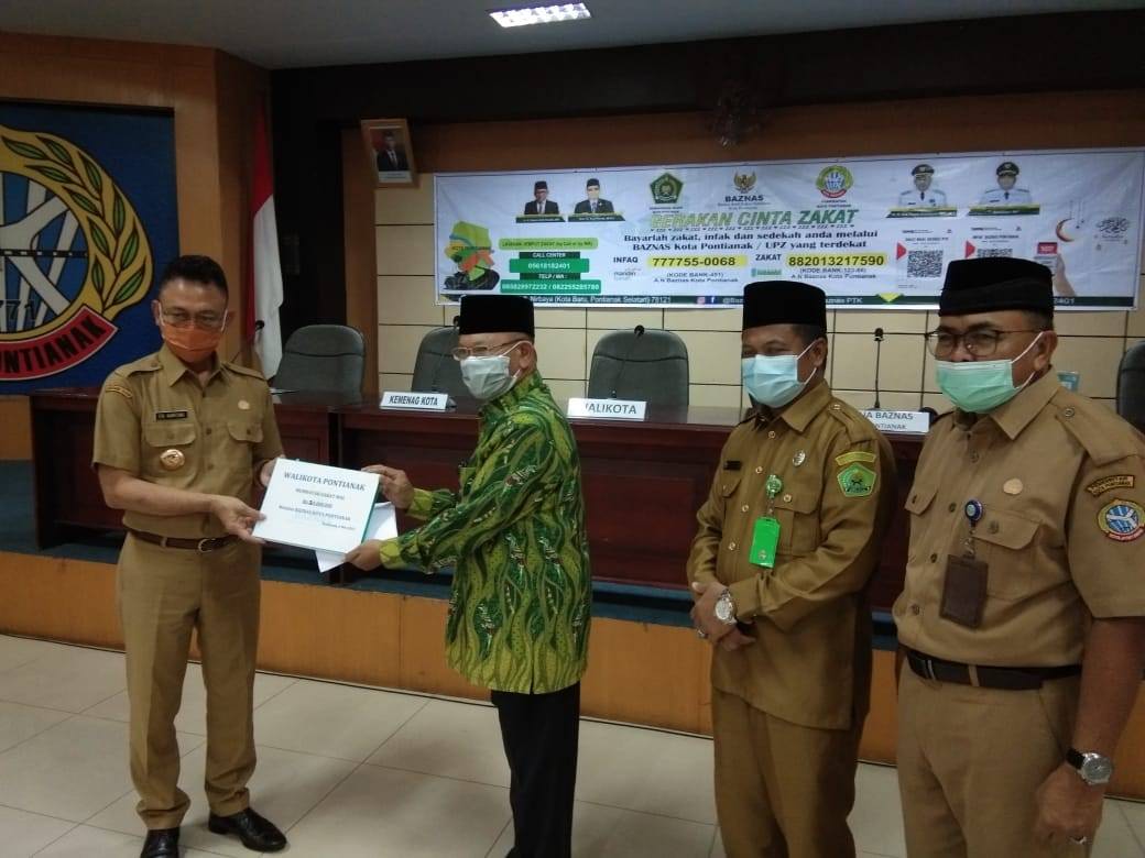 PELUNCURAN: Penyelenggaraan acara peluncuran Gerakan Cinta Zakat untuk warga Kota Pontianak, ditandai dengan pembayaran zakat Wali Kota Edi Rusdi Kamtono dan diterima Ketua Baznas Nashrullah Chatib, Selasa (4/5).